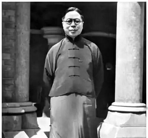 1952年，49岁省主席吴国桢赴蒋介石寿宴，吃下西湖醋鱼觉得发苦，妻子腹痛提前离