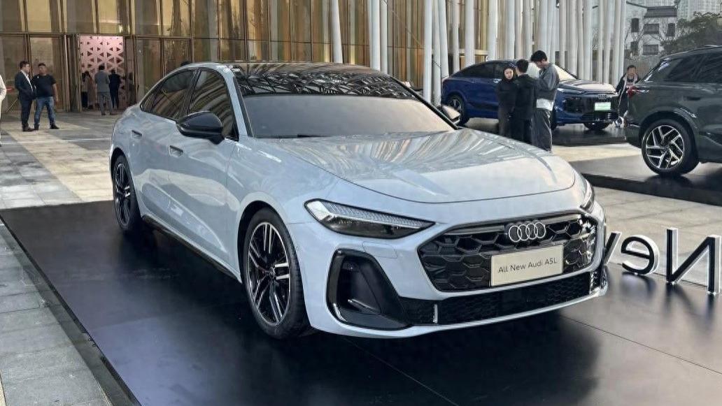 奥迪全新A5L飞箭灰实车,第五代EA888+华为智驾,与A4L同堂销售