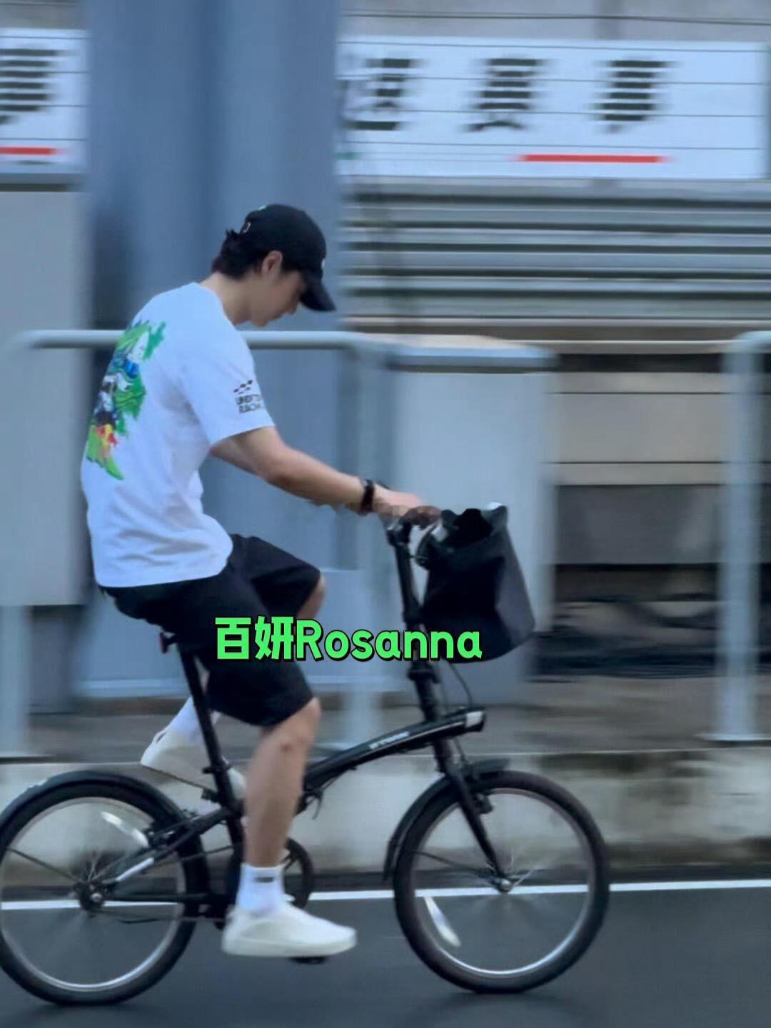 王一博你咋跟我穿上同款了[doge]我的都快穿烂了王一博​​​