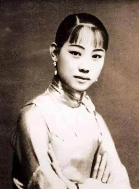 1930年，杜月笙的原配妻子沈月英，与表哥秘密相会。分别前，她眼含泪水叮嘱表哥：