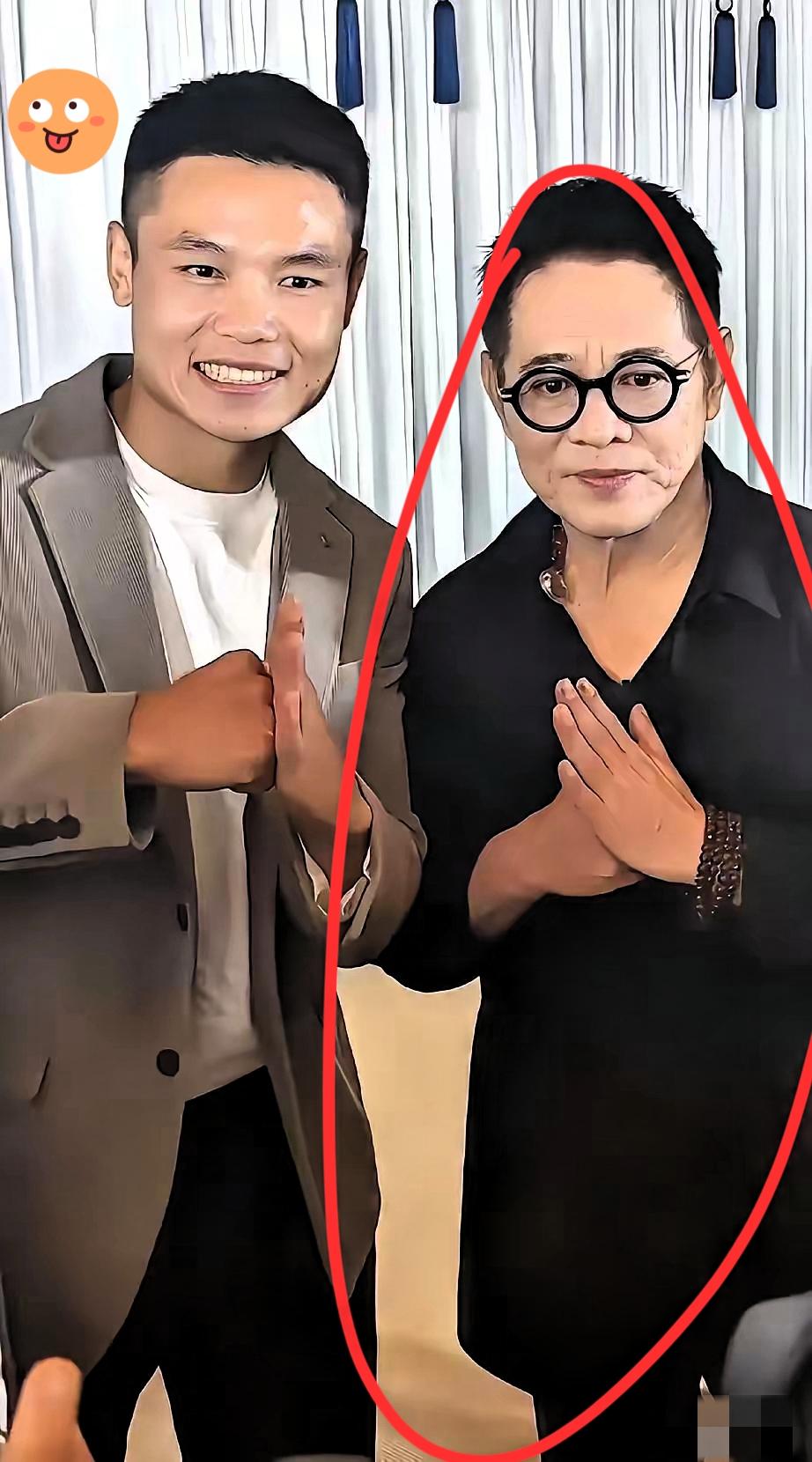 仔细看李连杰这面容,说不出来的感觉哪里奇怪,皮肤假白,硬是带出点“大姨感”,跟当