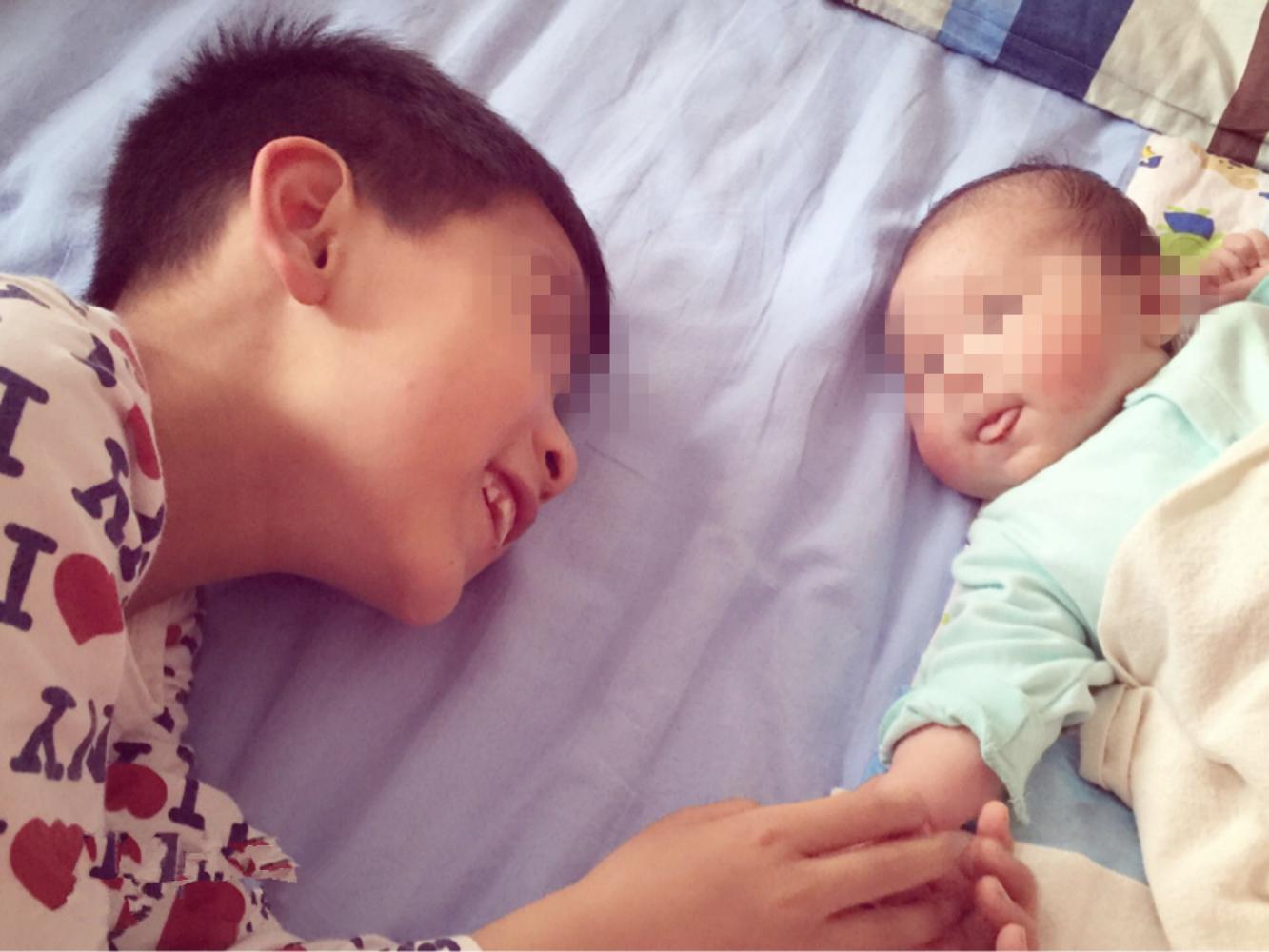 二胎开放后, 一家四口到底该怎么睡? 这个问题难倒了大家