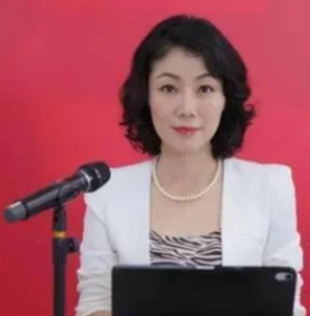 她被称为中国最贵的女秘书！年薪849万，虽已50岁了，还像个少女。这位女秘书就是