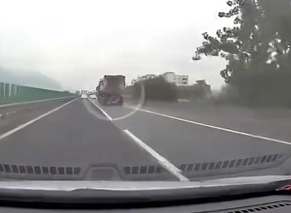 高速100码，突遇大车急变道，小车司机犯了一个不该犯的错，结局是车毁人亡！某