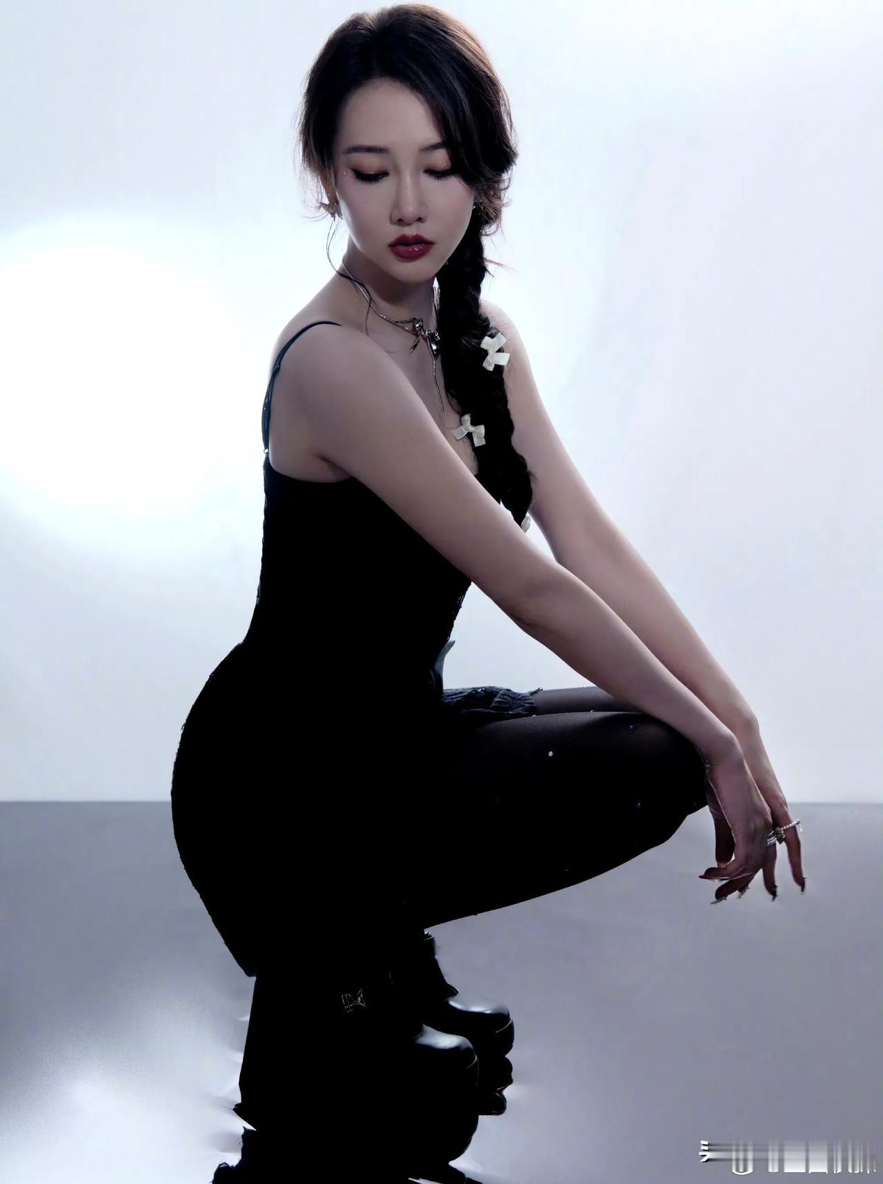 弦子，黑丝美腿[爱心]