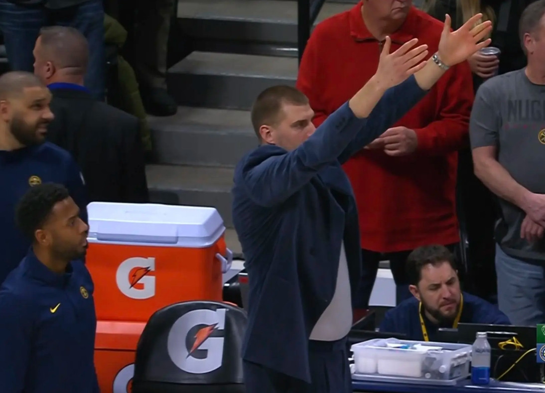 约基奇怎么做到看了一场比赛，细节记得这么清楚的？之前小波特有个延误比赛发球，裁