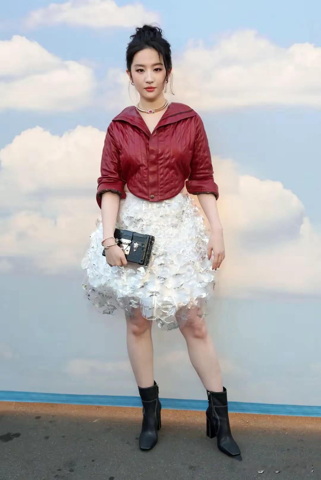 刘亦菲外媒生图翻车，颜值扛住了，但是腰间的两坨肉还是有点辣眼。刘亦菲的美貌被