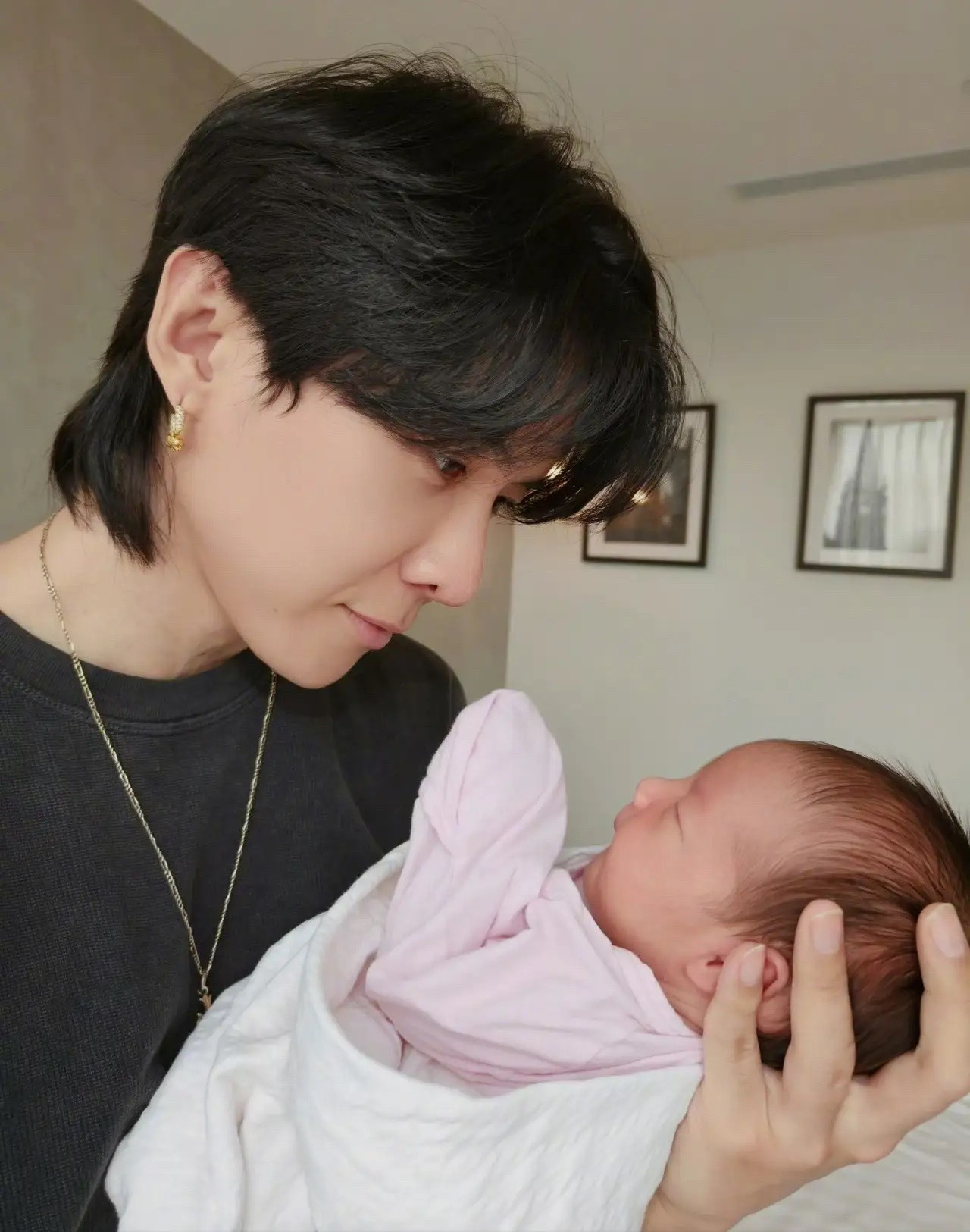 唐禹哲妻子二胎产女，41岁的唐禹哲看起来显年轻，还是那么帅气，28岁的妻子苏小轩