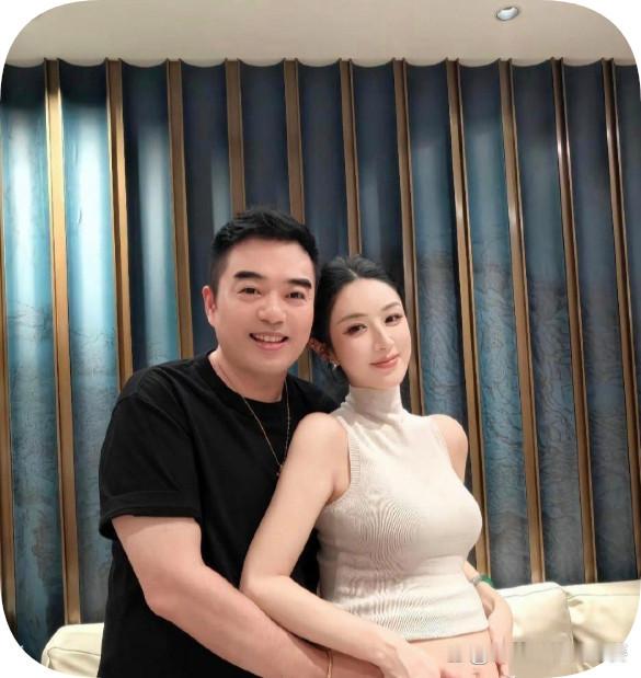 41岁的薇娅分享了二胎孕肚照，照片中她老公从背后抱着她，二人尽显恩爱。