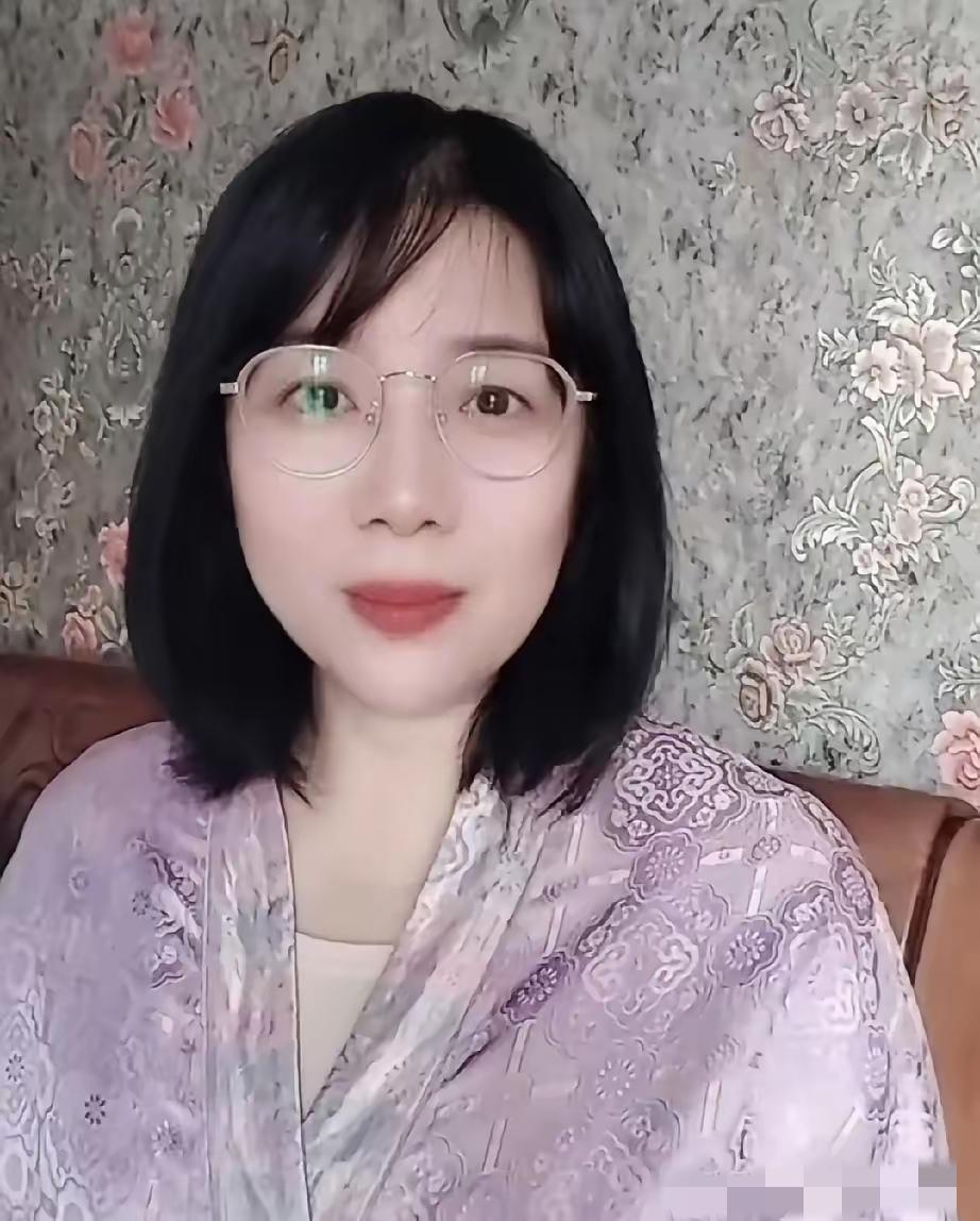 杜新枝这次得把家底翻个遍了。反诉到了庭上，首要的是验明正身。她得拿出真身份证