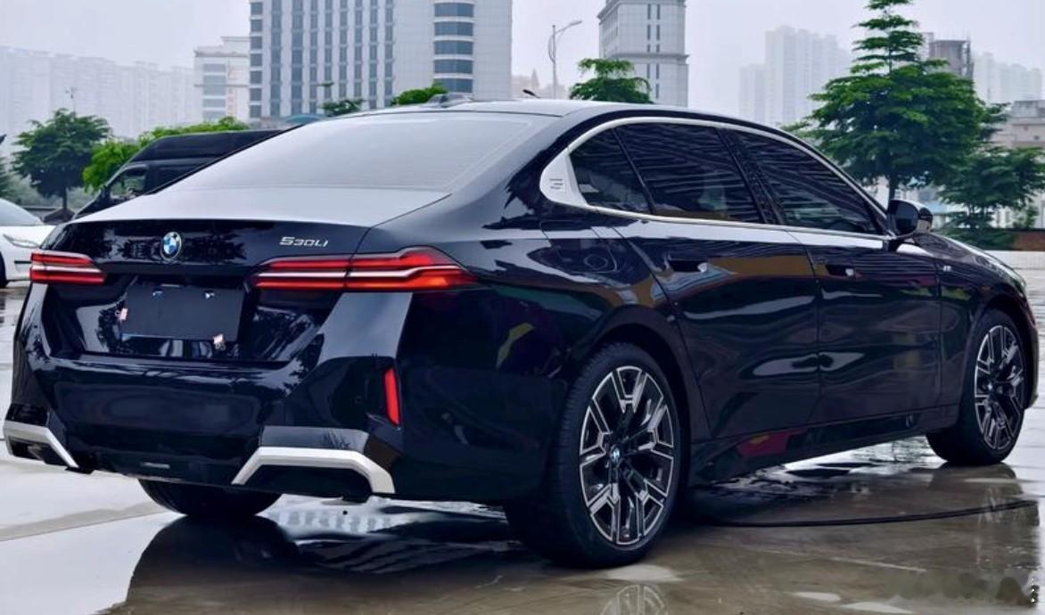 2026款宝马5系宝马i5上市即全系直降7万，入门版指导价降至36.8万元，还