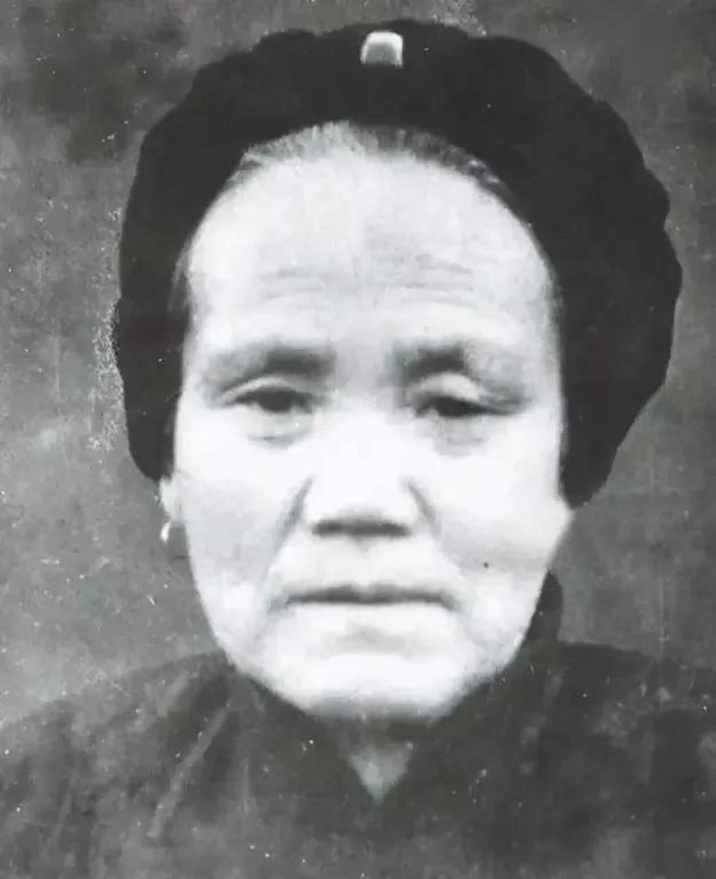 1949年秋天，密云猪头岭村的邓玉芬正在地里收红薯。58岁的她腰弯得很低，手上全