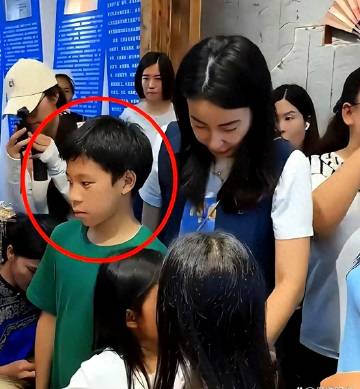 郭晶晶大儿子开学照首次公开！12岁霍中曦模样曝光，网友：与霍启刚十分相像