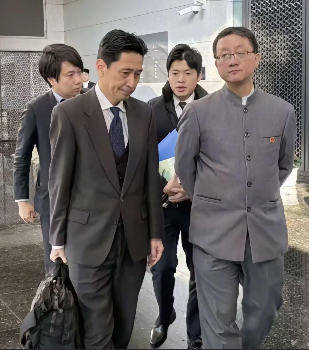 11月18日，金井正彰见面的场景曝光，这次是金井正彰算是拎着包过来拜访。两个