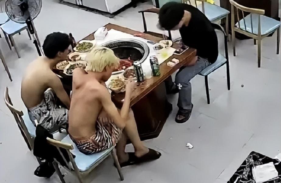 浙江温州，三个精神小伙在一家铁锅炖一共消费了200多元，其实老板早就有一种不好的