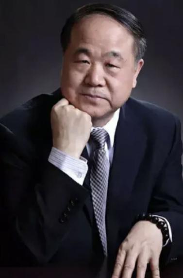 1967年，12岁的莫言透过窗户纸的破洞，看到一名男教师正往女教师郑红英的裤腰里