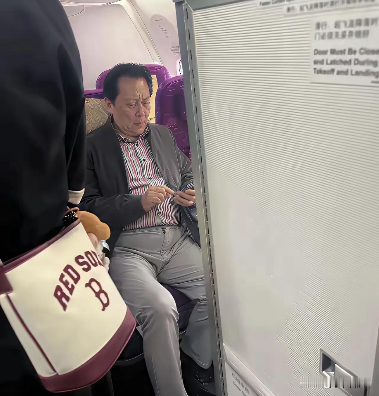 哈哈，看看唐国强出门都不扎皮带了，人上了年纪，应该是腰围太粗扎着不舒服吧？