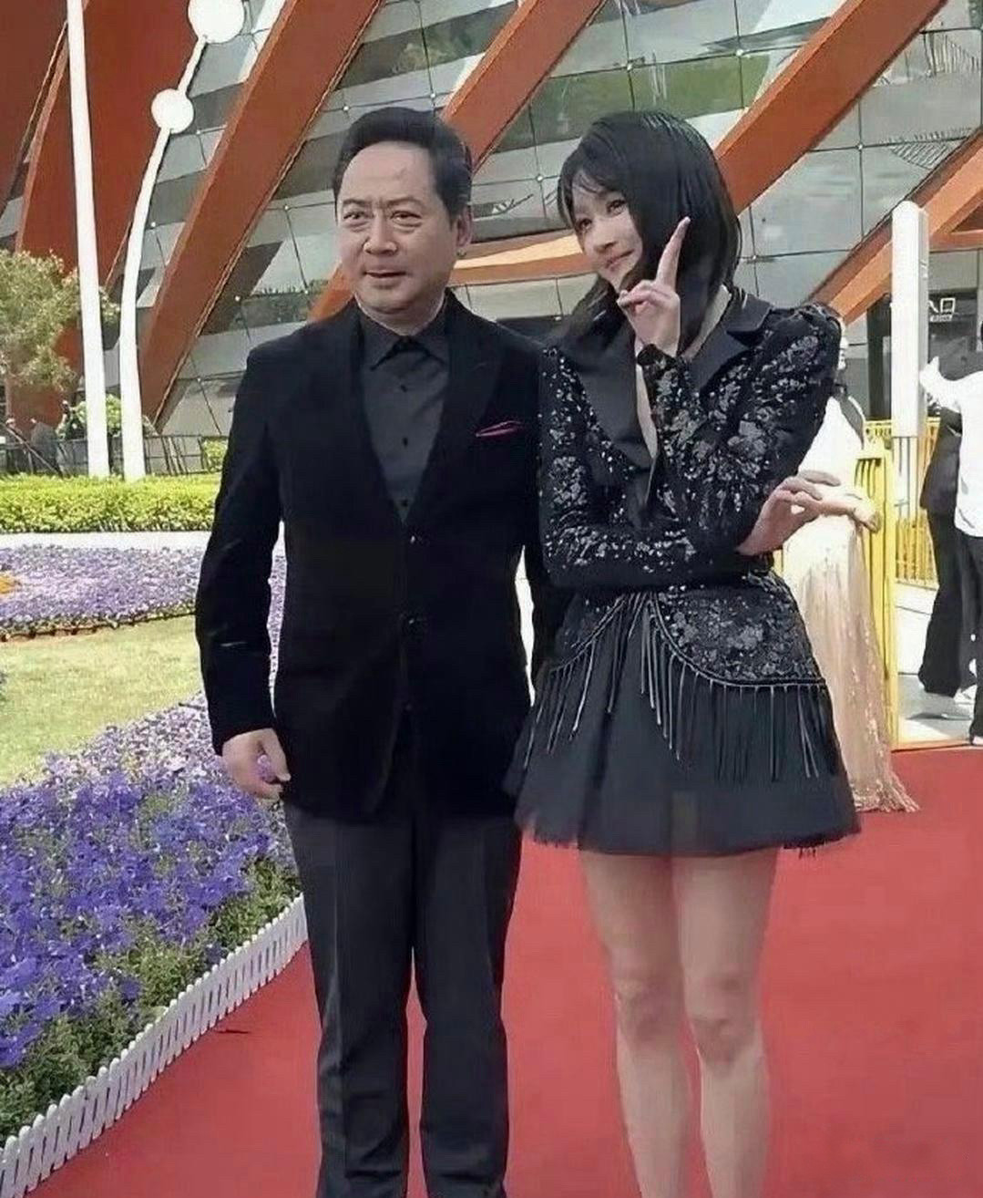 关晓彤这下‎估‎计﻿‏真挺头疼的⁠﻿，到底躲还是不躲，根本拿⁠不定主⁠⁠意﻿。
