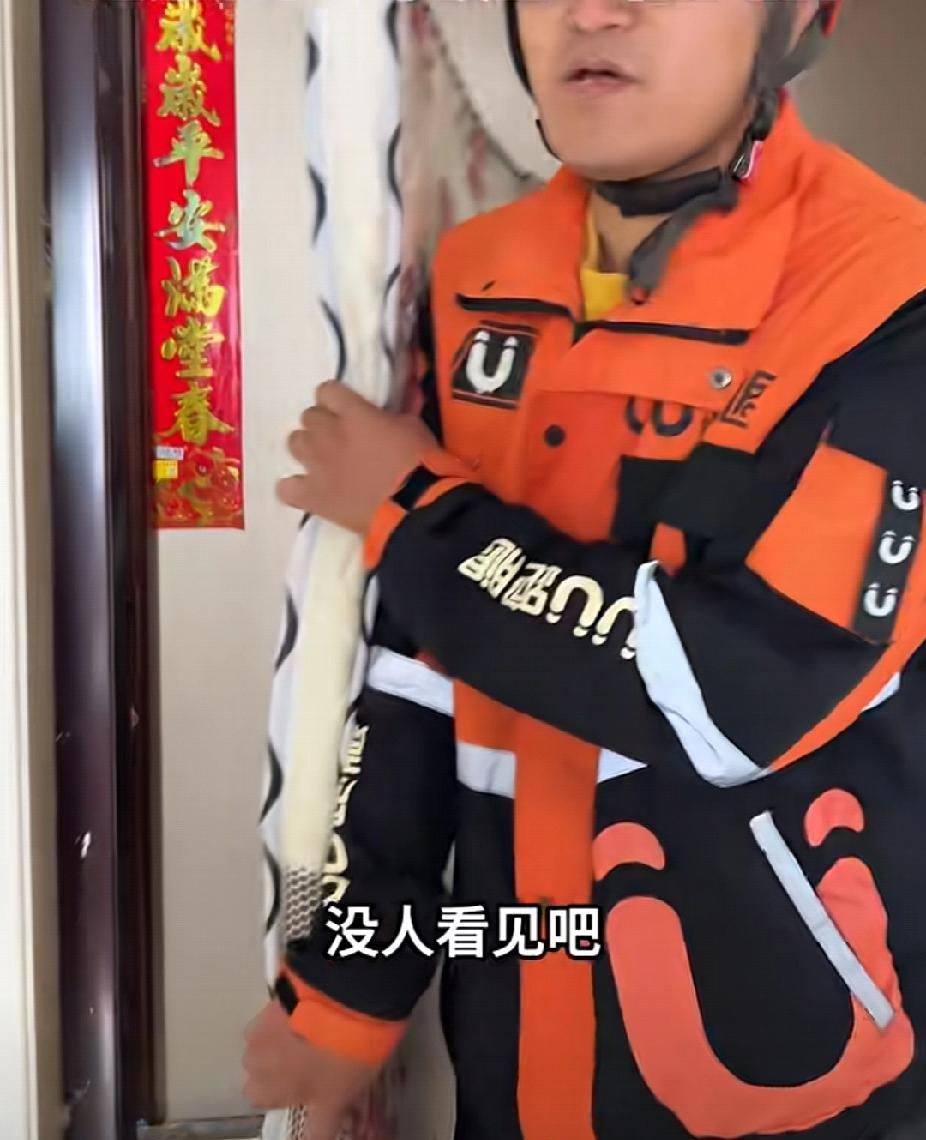 女生想捡垃圾桶旁的床垫又怕社死，于是叫来了两个跑腿小哥，结果来了一个聪明的一个不