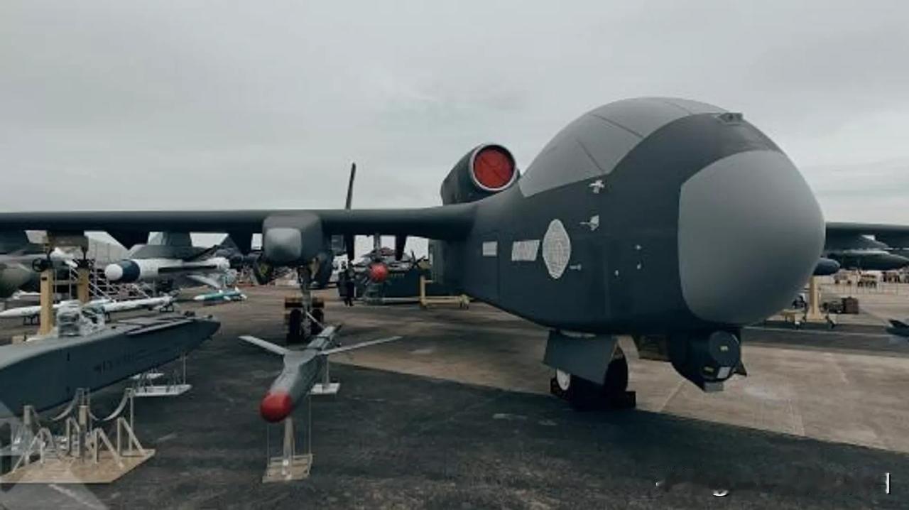 九天无人机：首飞成功。机长16.35米，翼展25米，最大起飞重量16吨，载荷能力