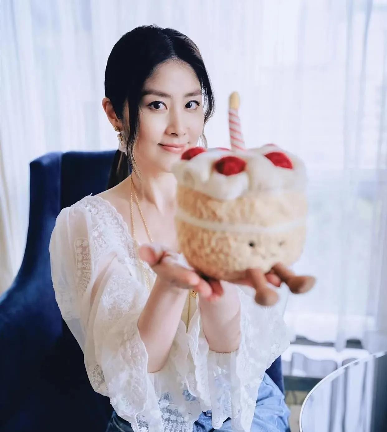 陈慧琳53岁生日晒照，状态完全不像绝经的女人，她三十年都不变样子。陈慧琳属