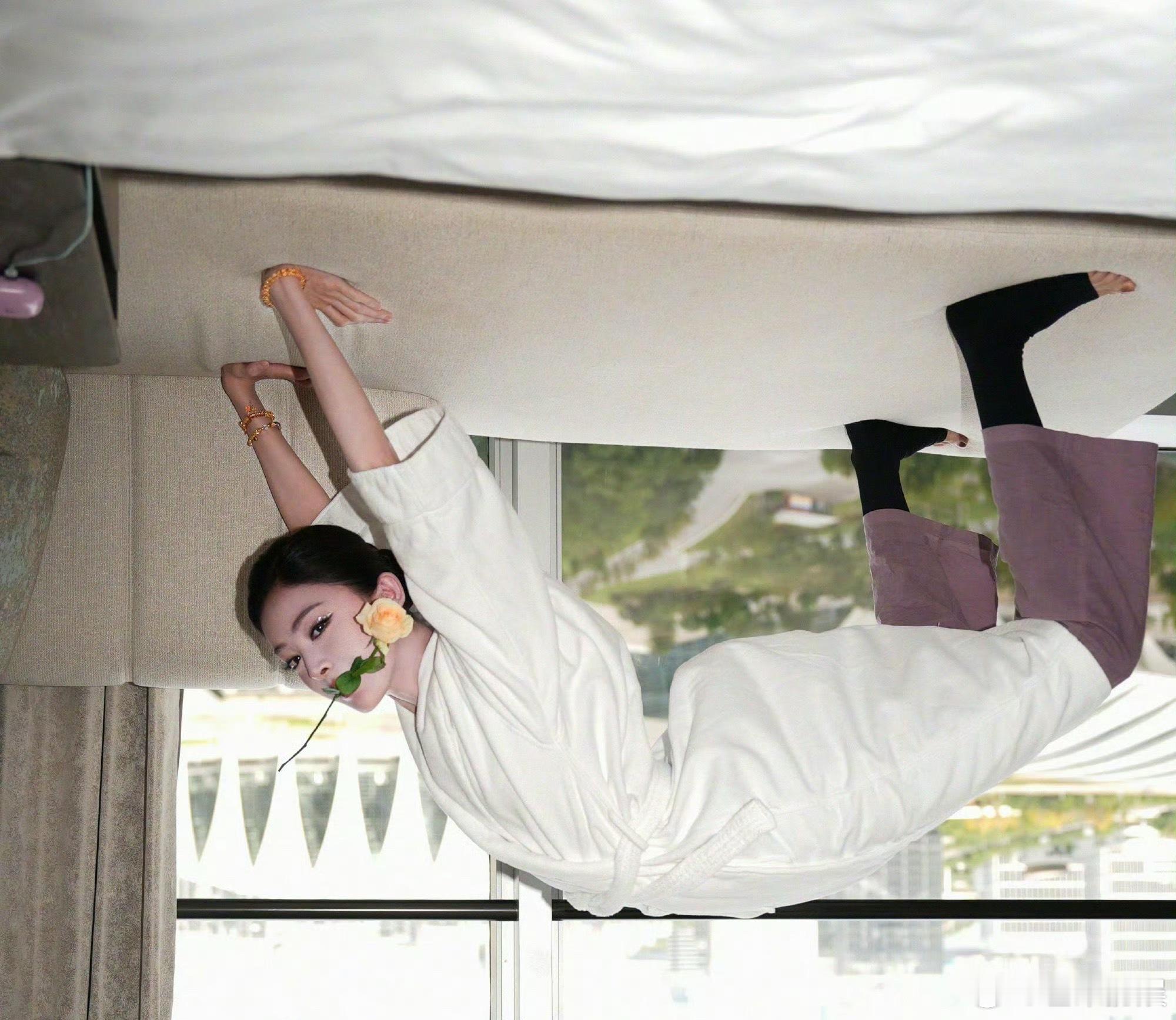 娜扎的魔丸抽象属性始终如一俺不中了！！咋这抽象娜扎你在用你美丽的脸庞干啥呢！娜扎