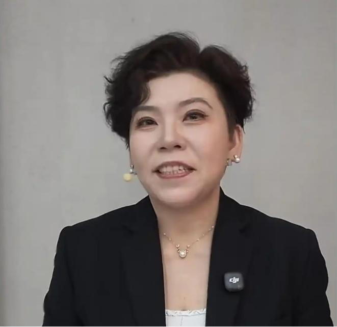 王曼昱4比0横扫佐藤瞳霸气加冕双冠！赛后传奇大魔王邓亚萍罕见发声，甚至直