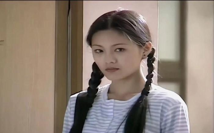 其实大S真的不是那种只能靠精致打扮才好看的女明星。她私下里的穿搭和发型都特别普通