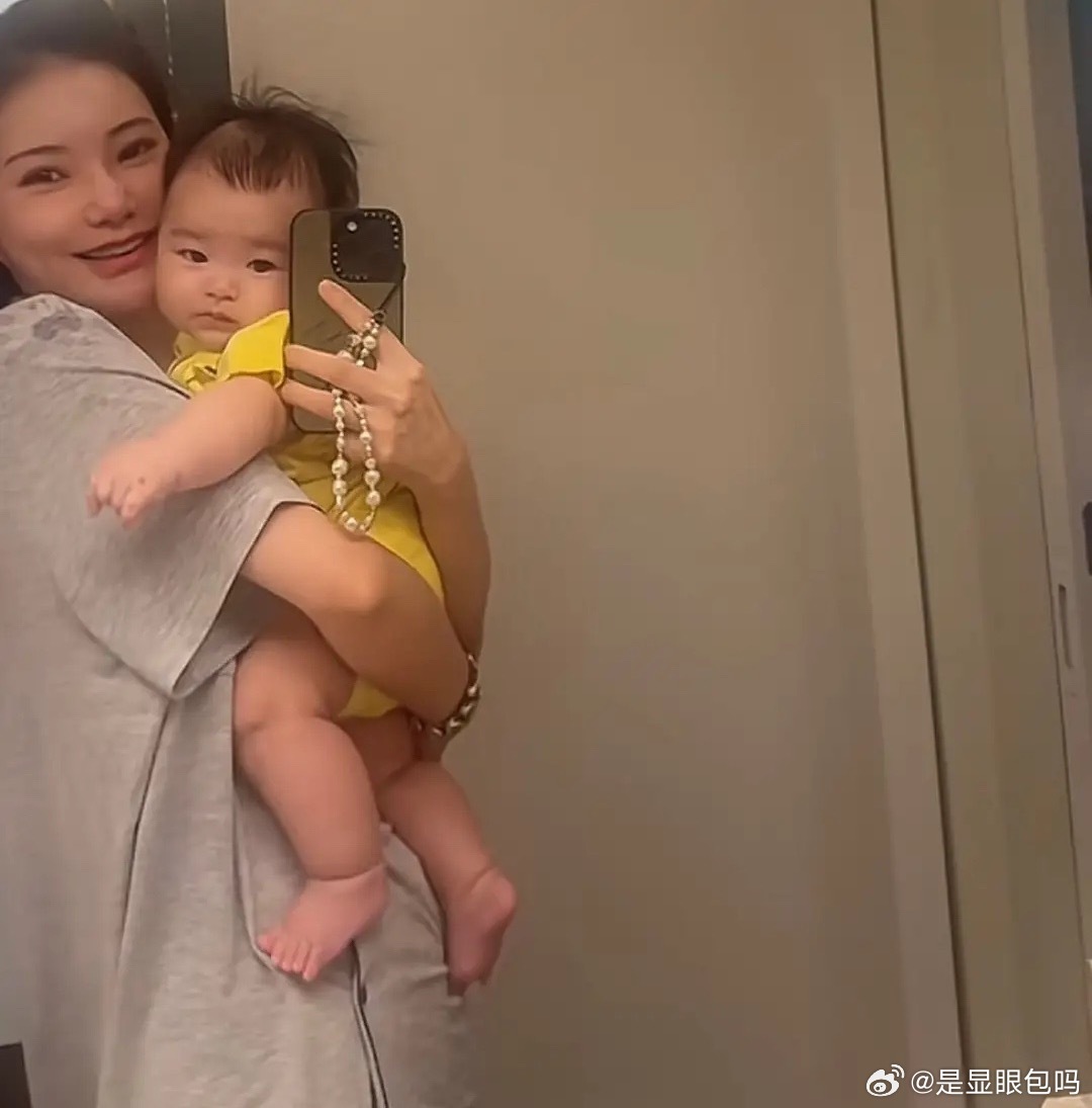 马筱梅又来晒儿子，4个半月汪吉辰刚睡醒，被妈妈抱在怀里一脸呆萌，小家伙腿胖得看不