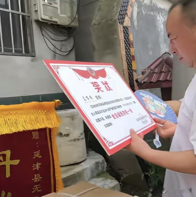 男孩被郑州某职业技术学院录取，校长亲自上门送锦旗，看男孩家人的表情，真的很
