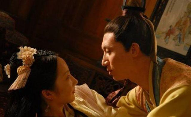 古代夫妻睡觉身旁必须要有通房丫鬟，难道大家在睡觉的时候不尴尬吗？其实是古代的习惯