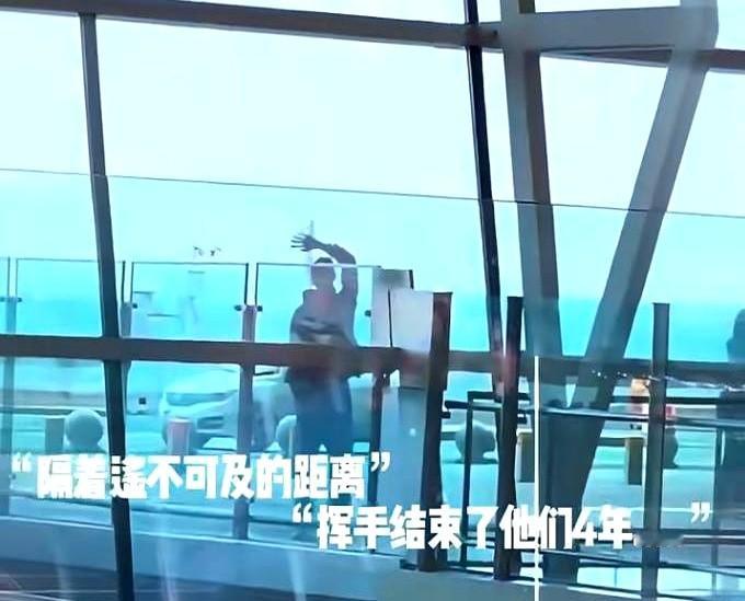 考研结束那十分钟里发生的事被网友连夜剪成短视频挂上热搜—浙江杭州某考点...