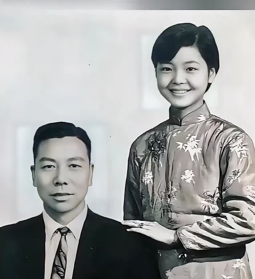 这才是邓丽君的最真实模样，大家看看吧，可不是舞台上化了妆的样子。这张老照片是花季
