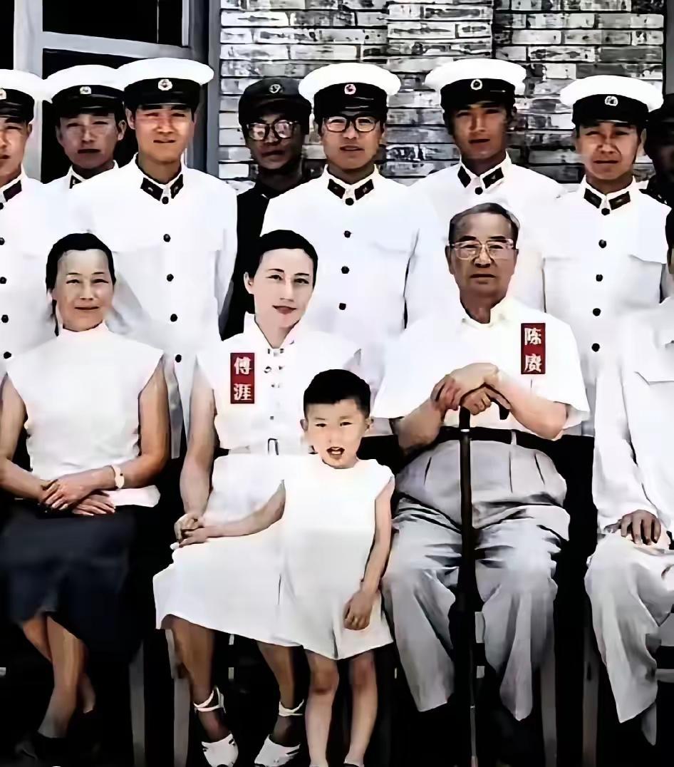 陈赓将军难得的家庭留影，镜头下，陈赓将军端坐正中，一身便装，目光沉稳如炬。妻子傅