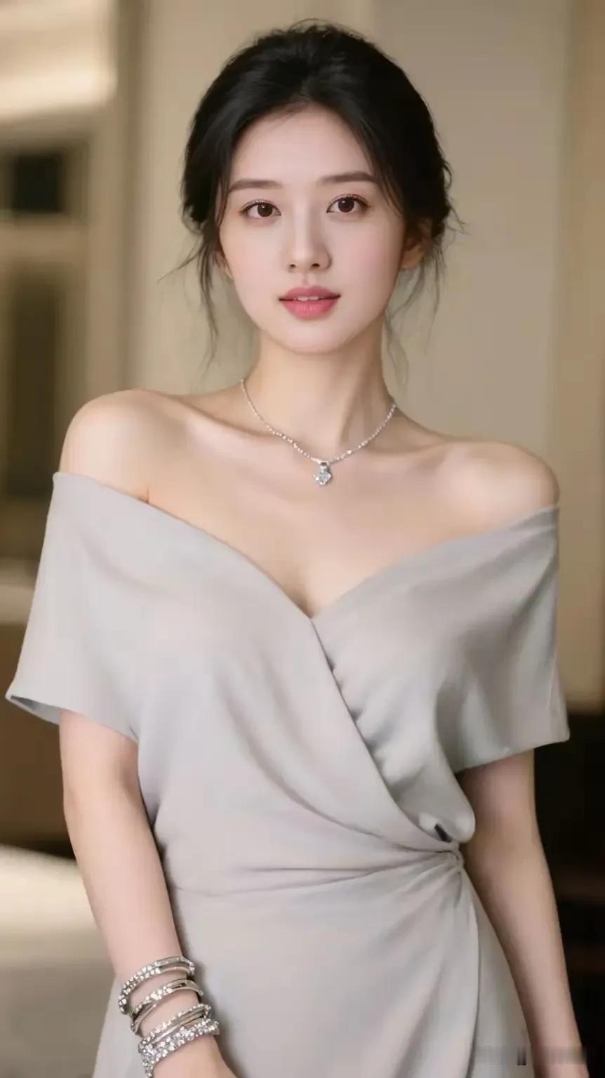 ✨七绝小诗浅灰柔袂衬清颜，素净风姿自不凡。眉眼安然藏静韵，一襟优雅淡