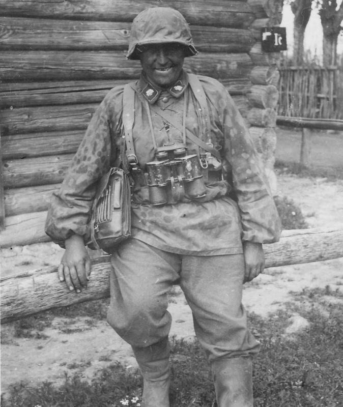 这张老照片，拍摄于1941年夏天的苏联境内，照片中的人是德国骷髅师一名不知名的