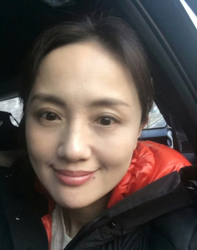 我把朱媛媛的照片拿给奶奶看。奶奶沉默许久。突然开口，问这个女的是不是和丈