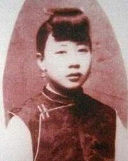 1900年，八国联军侵华，一群德国士兵闯进八大胡同，闯入了一名女子的房子，就在这
