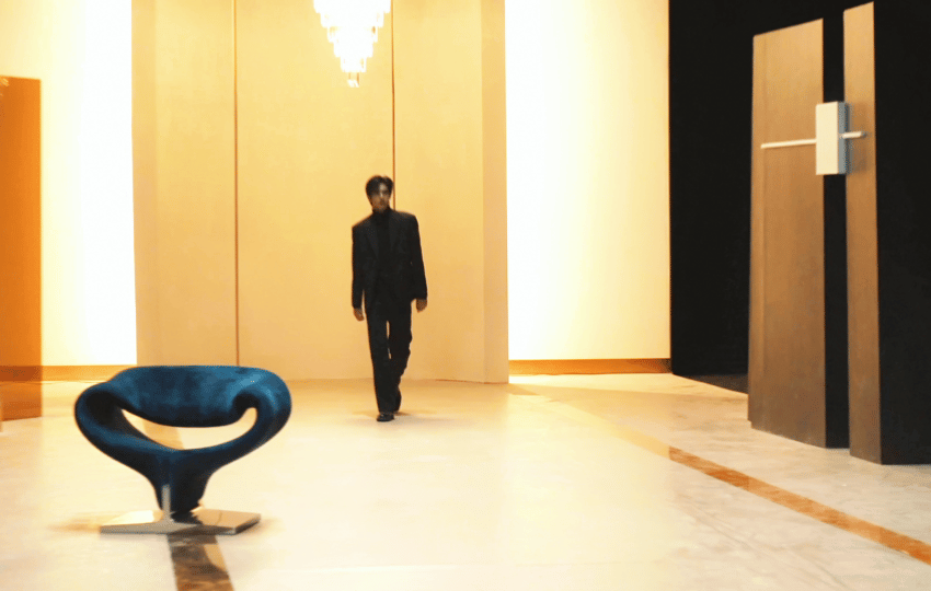 宋威龙顶光镜头别人最怕的死亡顶光，在宋威龙脸上直接变成老天爷赏的高光，完美勾勒出