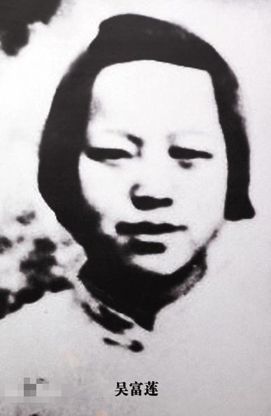 1937年，25岁的女政委不幸被敌人抓获，敌人冷笑着说道：“今晚就拿她开刀。”她
