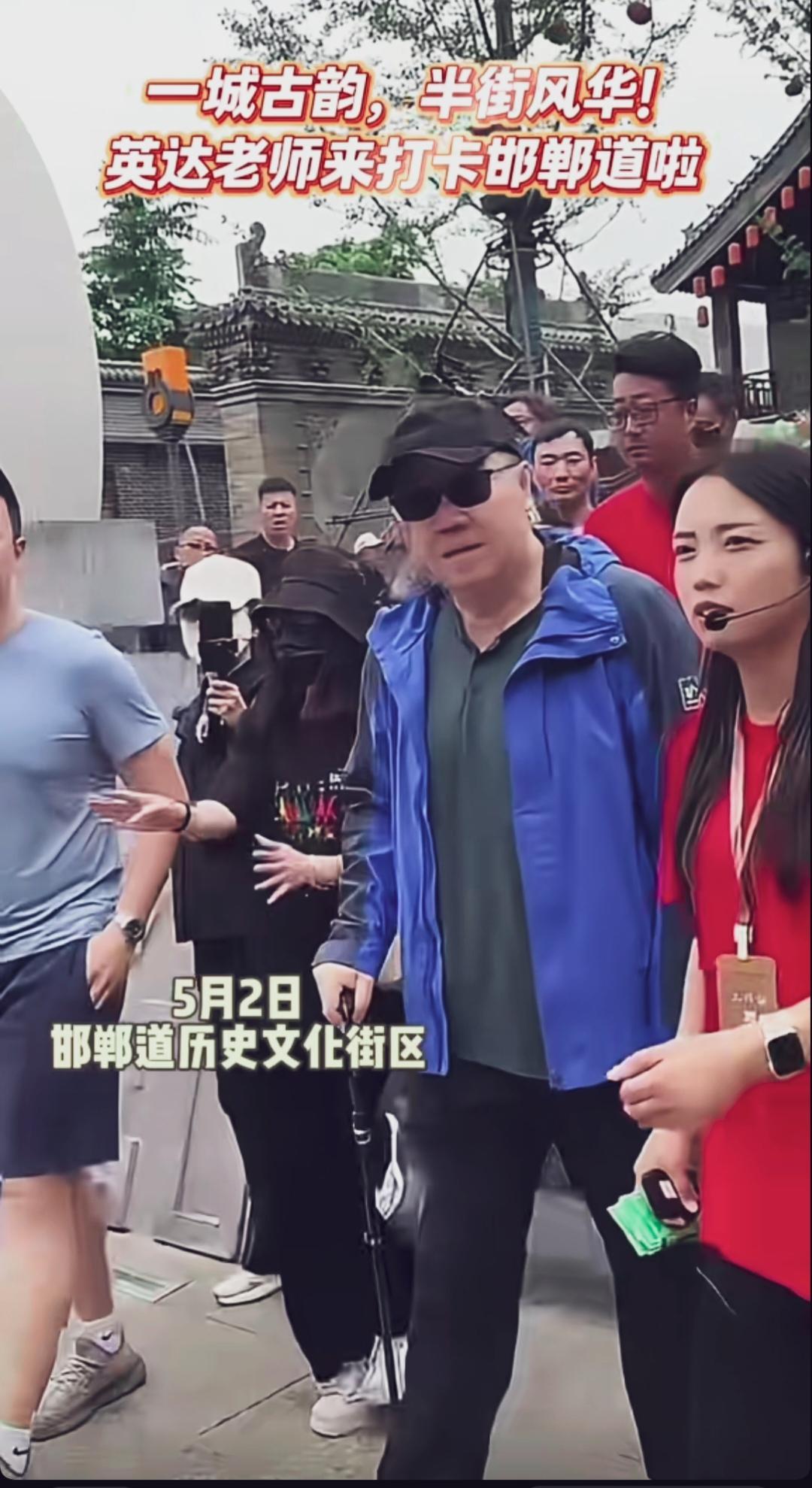岁月催人老！著名导演英达居然也拄拐棍了！想当初，那真是火爆脾气！说话办事都是干净