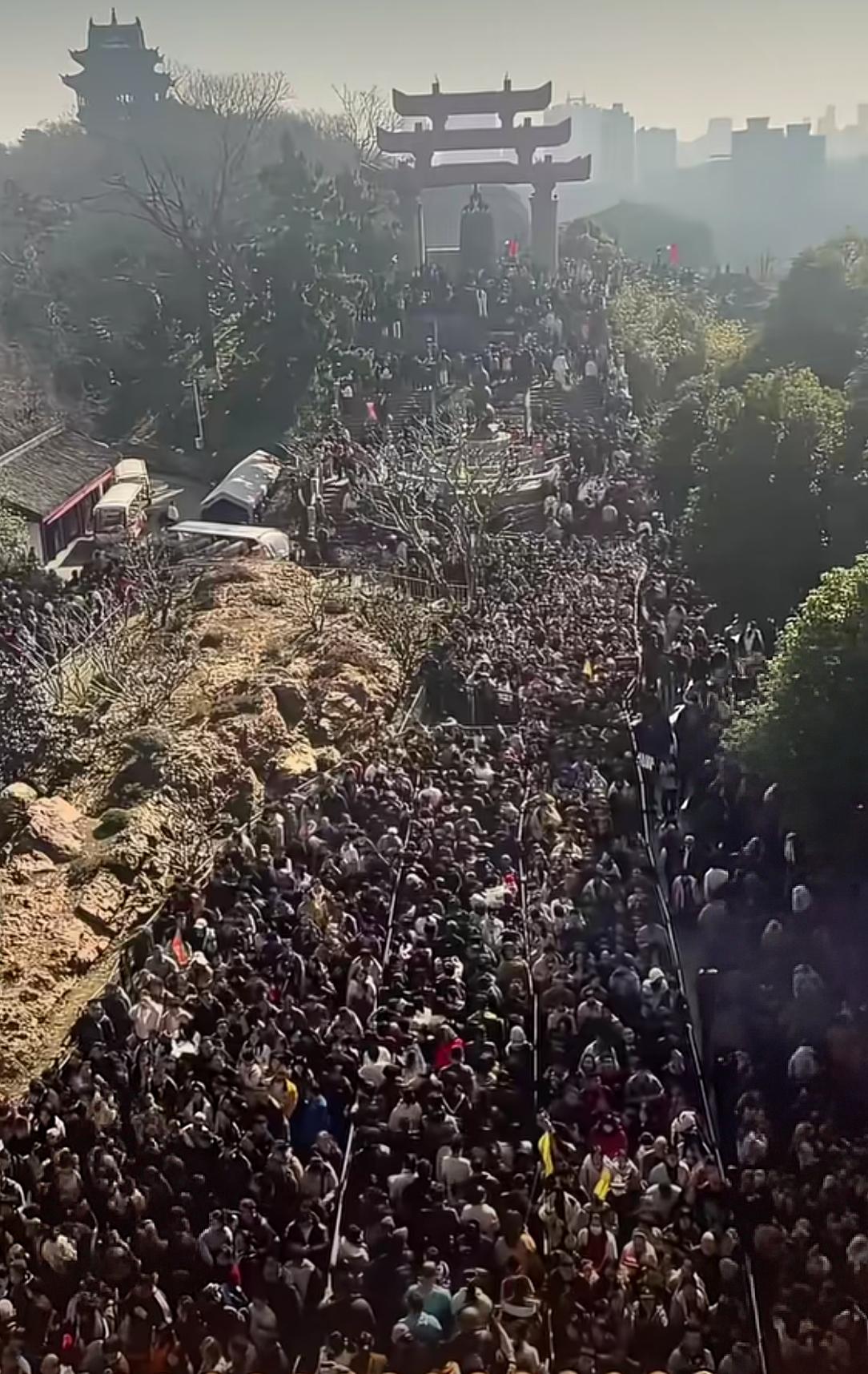 登黄鹤楼仙人已乘黄鹤去，此地空余黄鹤楼。黄鹤一去不复返，白云千载空悠悠。今