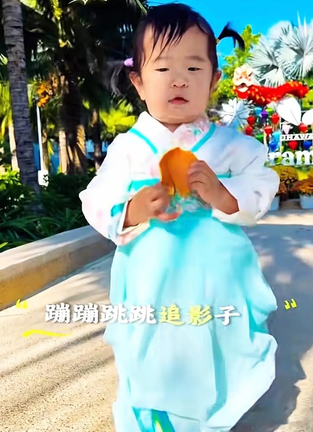 张纪中一家6口在越南度假，16个月四胎女儿长得太快了，小龙珠和三姐姐牵手，走小碎