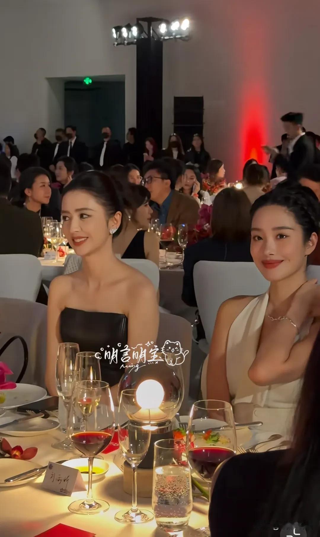 丫丫这脸太权威了吧！佟丽娅和杨采钰一起出席活动，佟丽娅盘起了头发，露出光洁饱满