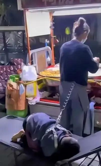 山东，一女子深夜带自闭症儿子摆摊，一男子试探着问：“我能免费吃你一碗凉皮吗？”女