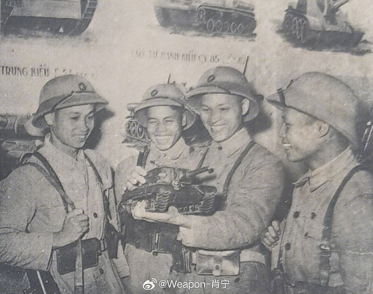 #照片中的历史#1957年，越南人民军士兵正在检查一辆微缩的SU-152自行反坦克炮。越南人民军最初