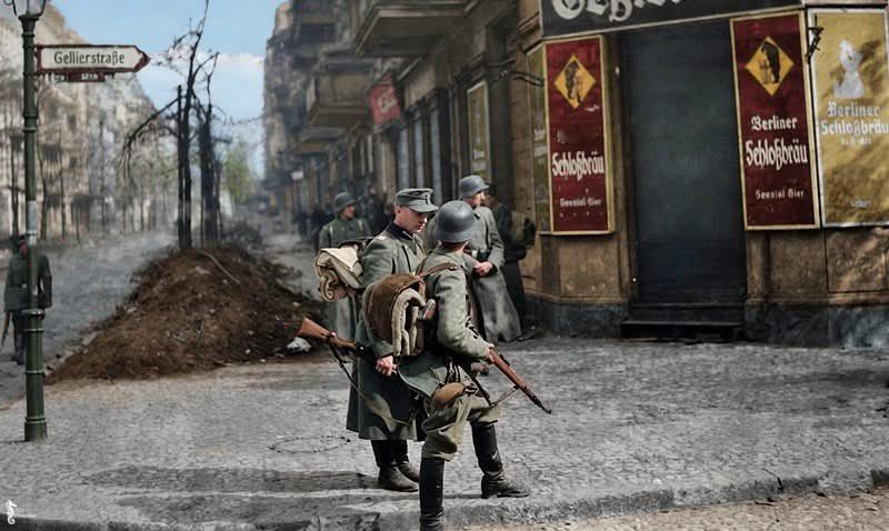 照片：德国警察在柏林格斯勒大街准备应对防御性冲突。左侧是霍亨弗里德贝格大街。右侧