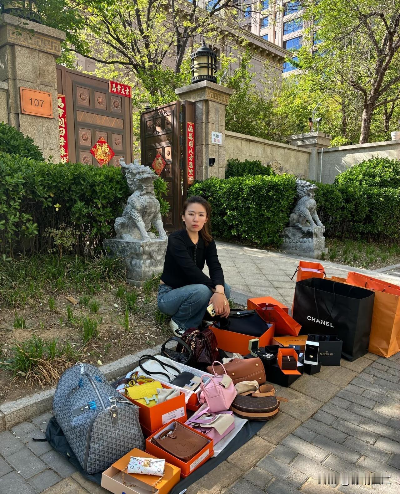 今天路过一个高端社区门口一位卖二手奢侈品包包的，一下子吸引到我了，女人天生对包