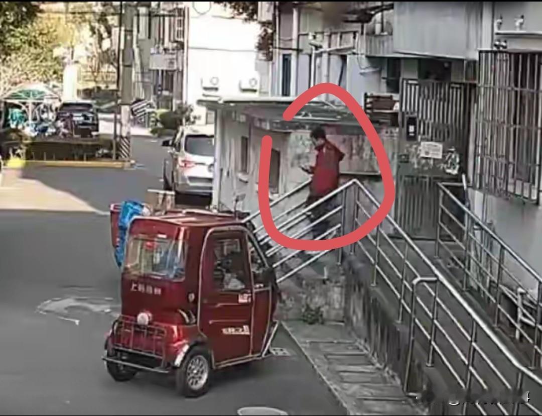 太离谱了！同为快递员，他偷同行8000元手机转手卖掉，理由竟然是：看他太好欺负？