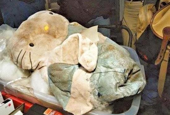 1999年，香港23岁陪酒女樊敏仪，因为拖欠夜总会管账陈文乐几千块钱，被陈文乐等